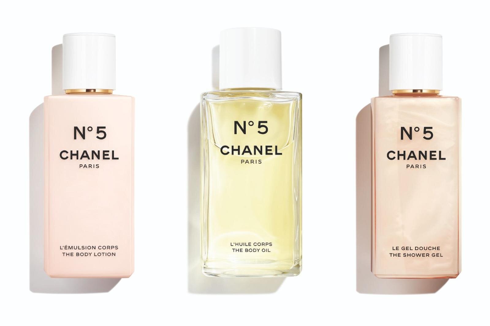 左から) シャネル N°5 ザ ボディ ローション 200mL 9,460円、 シャネル N°5 ザ ボディ オイル 250mL 19,800円、 シャネル N°5 ザ シャワー ジェル N 200mL 8,360円
