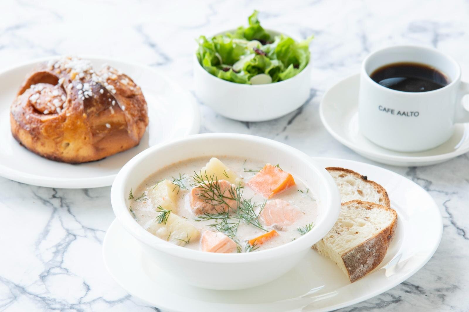 フィンランド発「カフェ・アアルト」新丸ビルに東京初上陸、北欧風サーモンサンドやブルーベリータルト