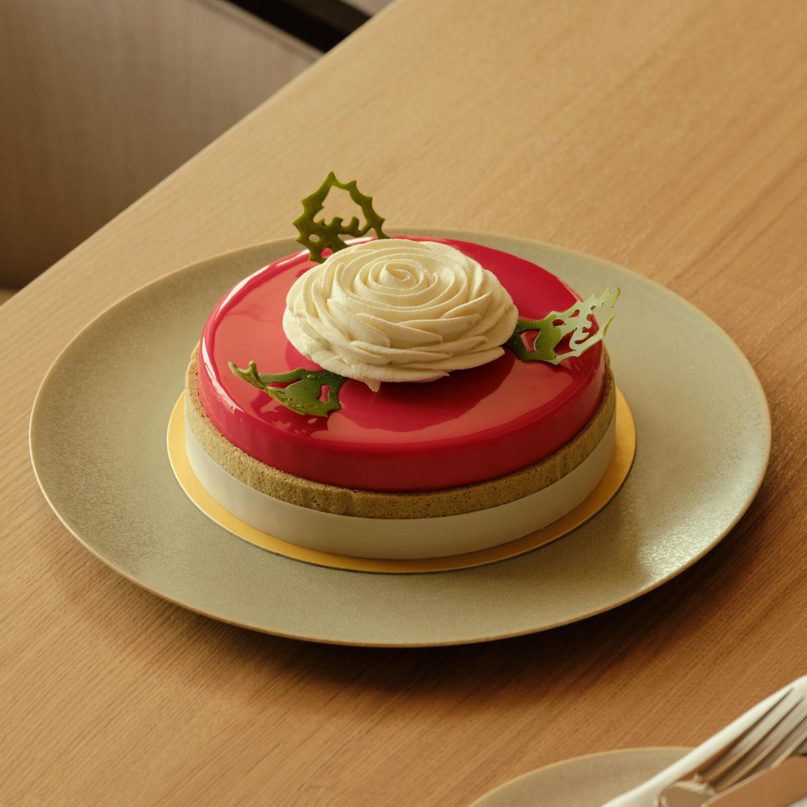 ジャヌ東京25年クリスマス、“白薔薇が咲く”クレームブリュレ入りケーキ＆琥珀色ブッシュ・ド・ノエル