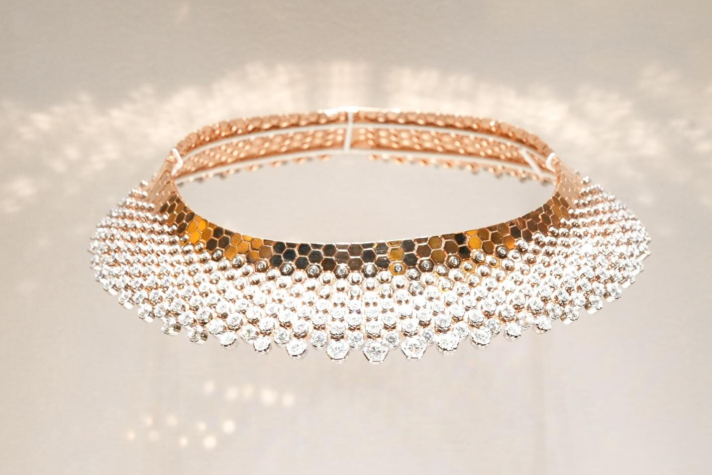 ショーメ「大阪・関西万博」で“愛＆自然”テーマの特別展示、ミツバチエンブレムと出会う煌びやかな没入体験