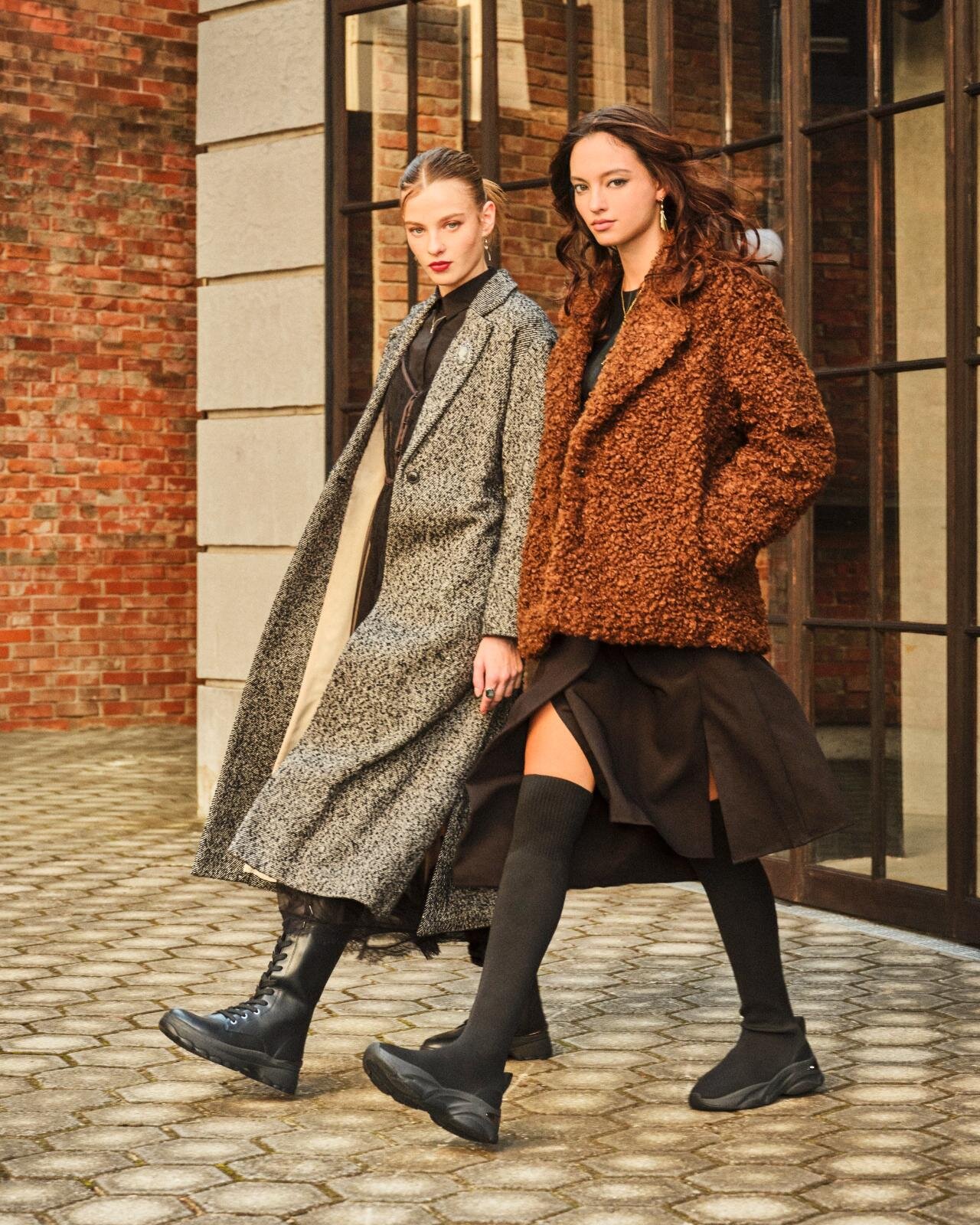 プラス ダイアナ“クリスタルバックル”付き厚底ショートブーツ＆ビジュー煌めく編み上げシューズ｜写真25