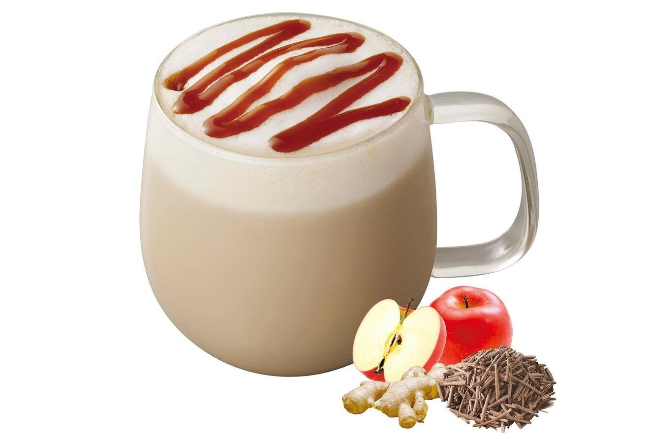 クリスピー・クリーム・ドーナツ‟りんご＆ジンジャー香る”加賀棒ほうじ茶ラテ、丸の内オアゾ限定で