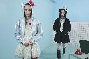 メゾンスペシャル×ハローキティ、リボンを散りばめたニットやメタリックシルバーの“耳付き”パーカー