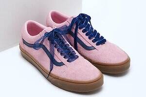 Vans“リボン主役”の「オールドスクール」スニーカー、2種のリボンレースで結び方アレンジ