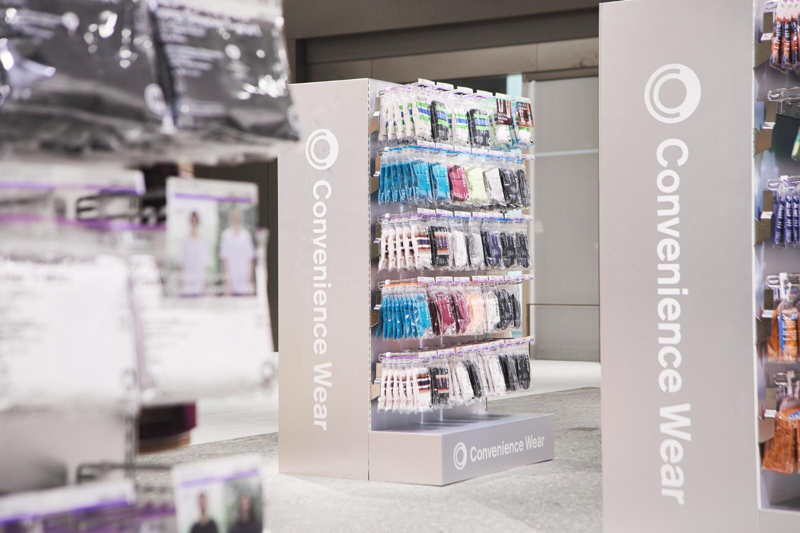 ファミマ「コンビニエンスウェア」初サテライトショップが芝浦に、ソックスやTシャツなど約150商品｜写真4