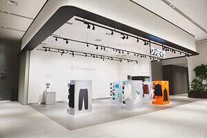 ファミマ「コンビニエンスウェア」初サテライトショップが芝浦に、ソックスやTシャツなど約150商品｜写真1