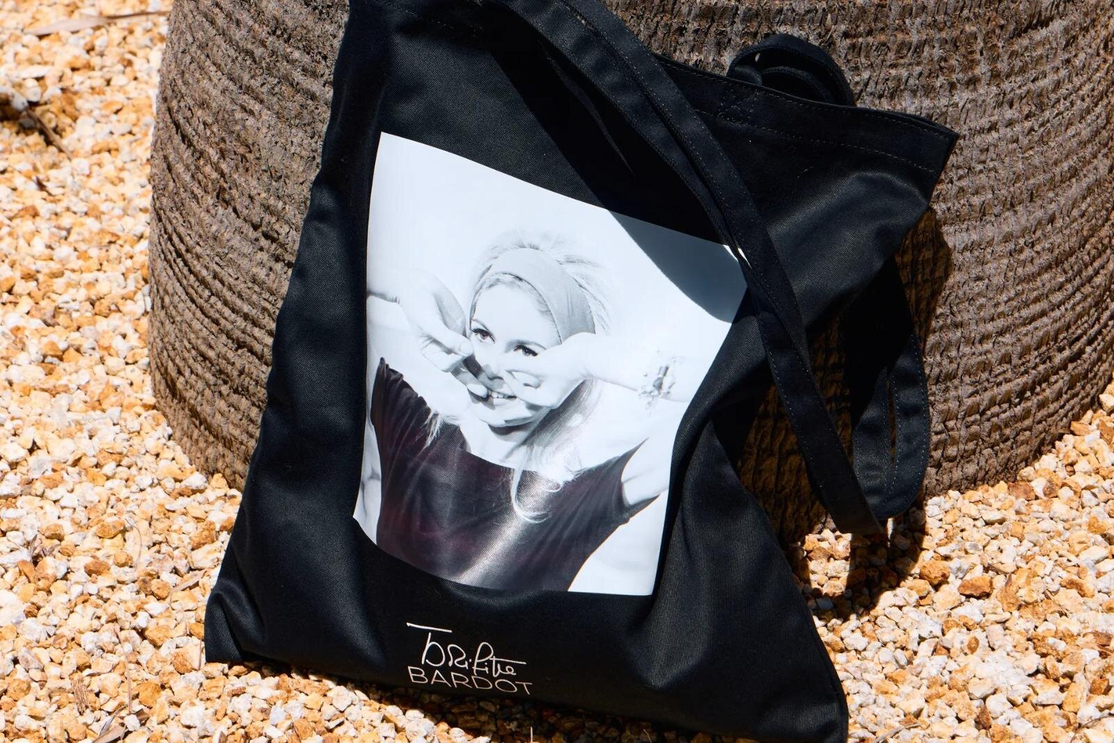 トートバッグ｜ブリジット・バルドーの"モノトーンフォト"Tシャツやトートバッグ、ロペコラボで