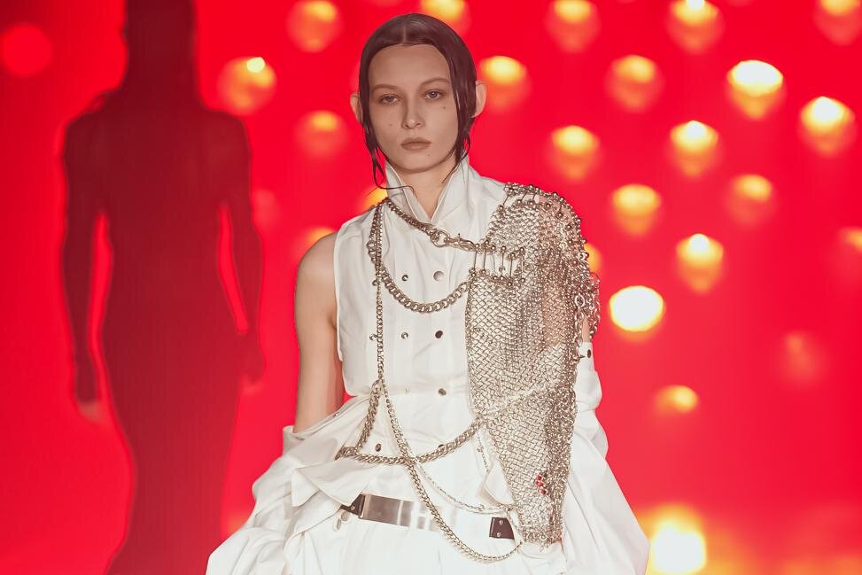 ジャンプスーツ｜ムッシャン 2026年春夏コレクション - “2025年7月5日の予言”が映す限りある日々