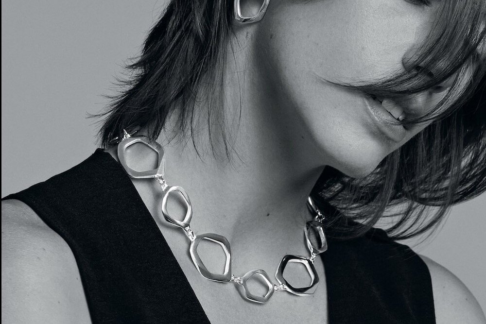 ブランイリス“砕け散ったガラス”着想のジュエリー、不規則フォルムのリング＆ブレスレットなど