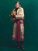 ミュベール25年秋冬、“リス”主役のスカーフ柄カーディガン＆花柄ファーベスト付きコートなど｜写真2