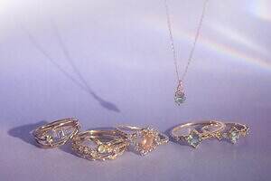 ノジェス”冬の景色”着想天然石リング、夜明けのピーチカラーストーンや煌めくダイヤモンド