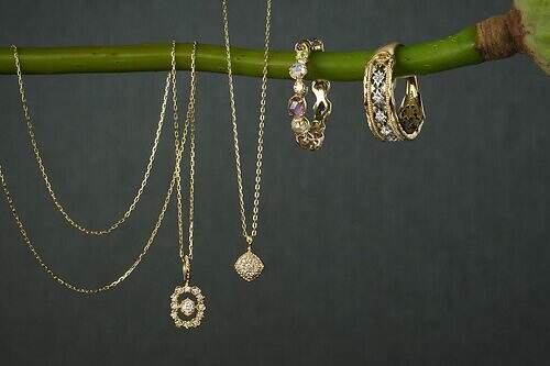 アガット“星や光”着想の冬ジュエリー、虹色オパールのネックレスや天然石リングも