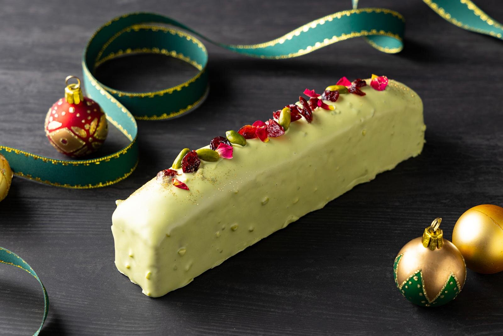 コンラッド東京“ホワイトクリスマス”着想苺×ピスタチオムース、ベリー溢れるギフトボックス型ケーキも｜写真10