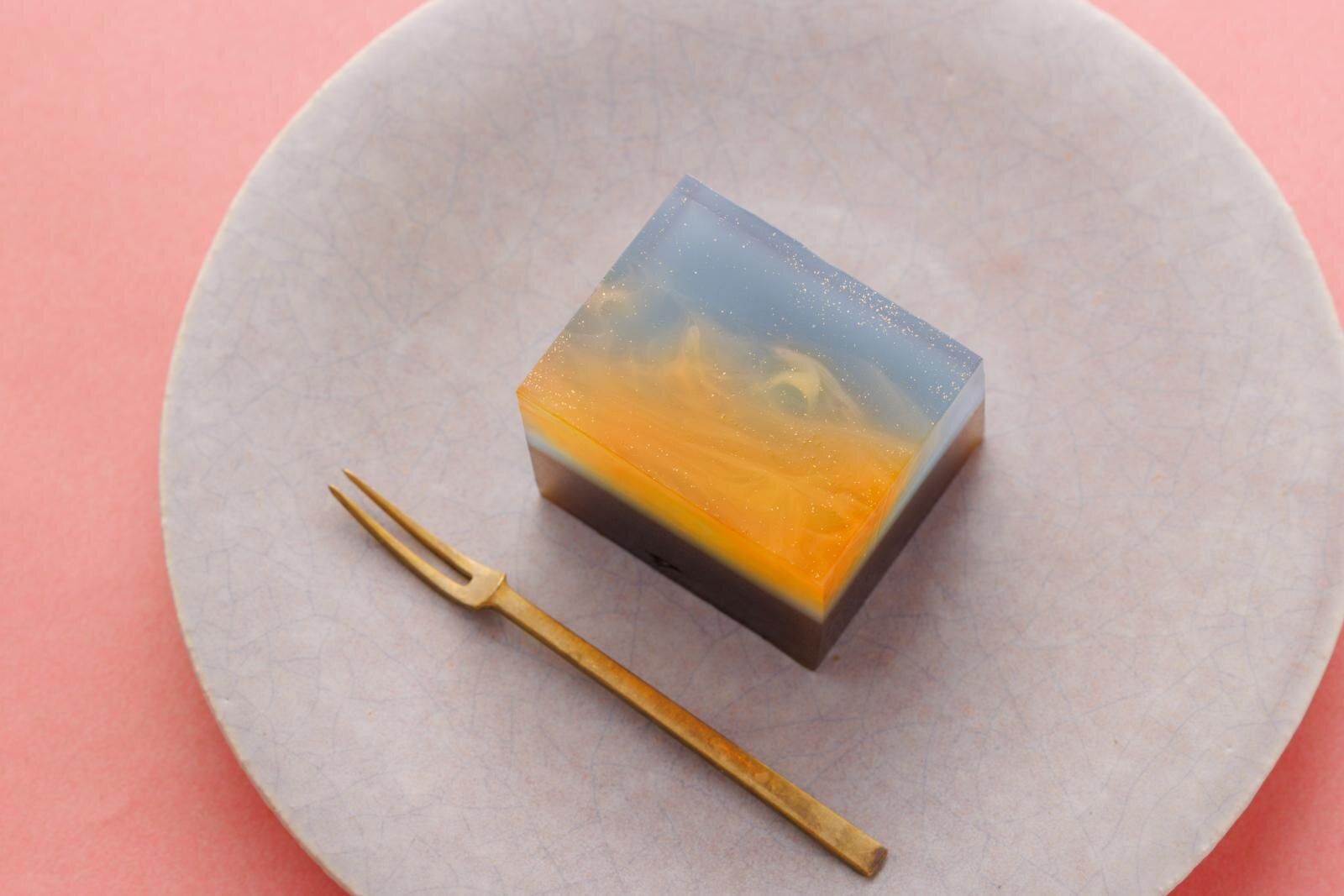 “秋の夕暮れ”描くほうじ茶羊羹「茜」島根の老舗和菓子店・彩雲堂から｜写真1