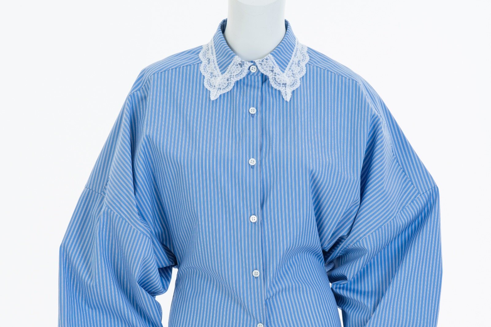 アキコアオキ“レース華やぐ”バルーンスリーブのブラウス＆スニーカーソールの厚底ローファー