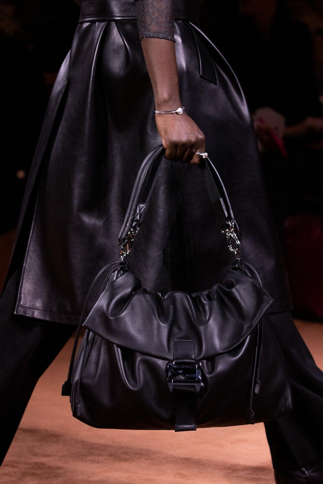 Fendi FFロゴ ハンドバッグ ブラウン/ブラック フェンディ”しなやかレザー”のメッセンジャーバッグ、「FF」ロゴ