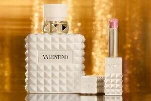 ヴァレンティノ ビューティ「アイボリー」の25年クリスマスコスメ、スタッズ煌めく香水＆アイコンリップ