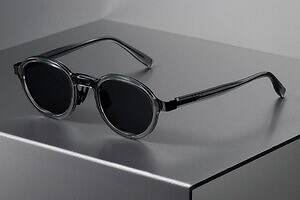 イッセイ ミヤケ アイズ“チタン×アセテート”一体化型サングラス、クリアカラーの新色