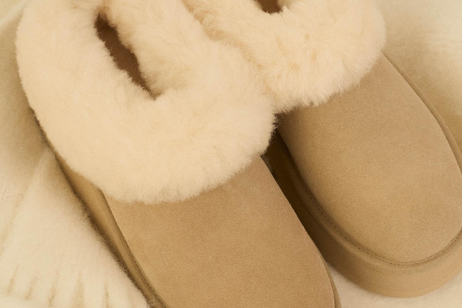 スナイデル×UGGの“ふわふわファー”厚底ブーツ、限定色のベージュ