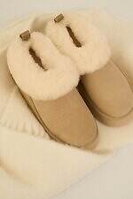 UGG ベージュ スエード ブーティ スナイデル×UGGの“ふわふわファー”厚底ブーツ、限定色のベージュ
