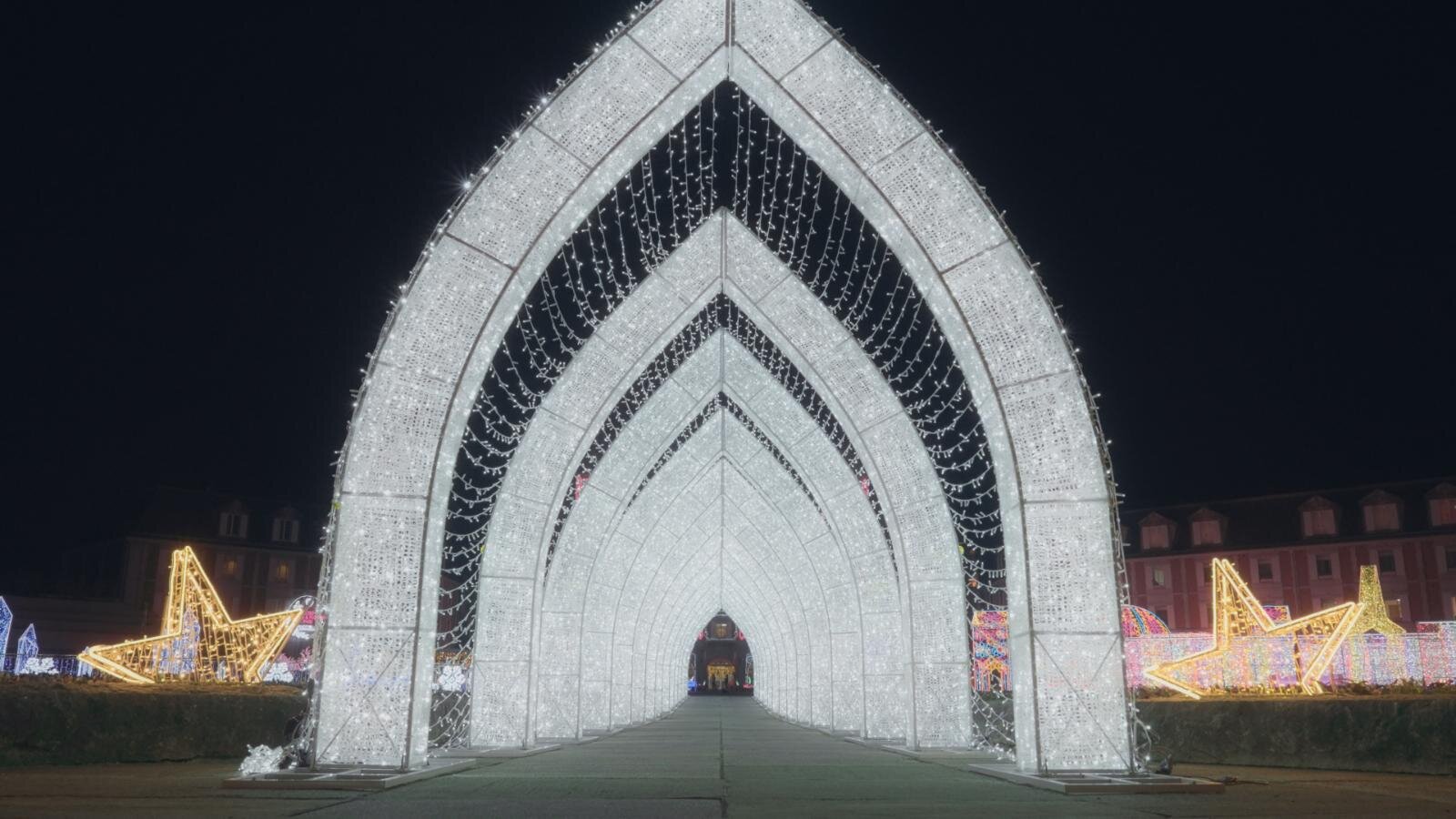 光の祭典「神戸イルミナージュ」ピンクに輝く宮殿イルミネーション＆ハート型トンネル｜写真18