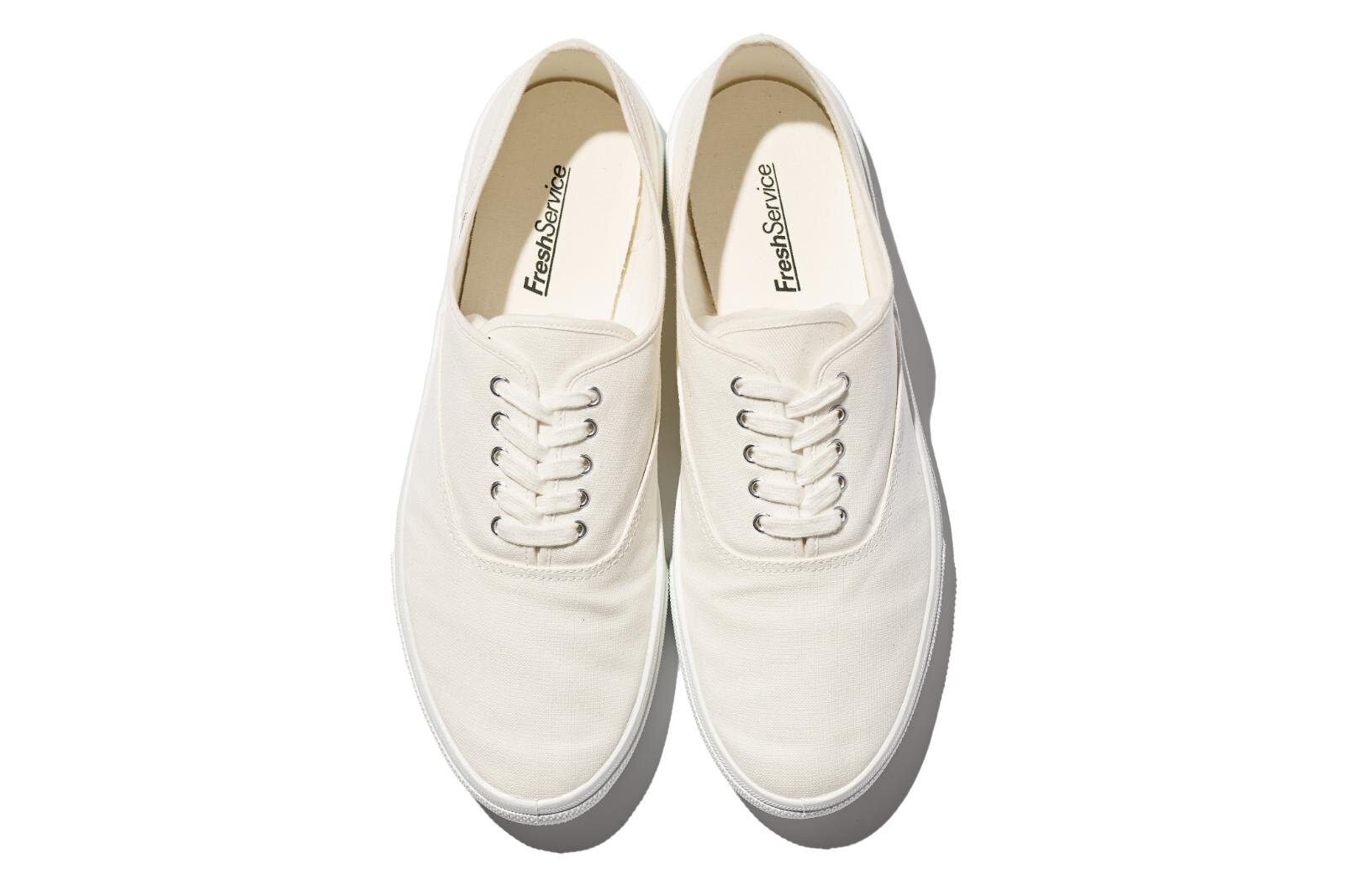 フレッシュサービスの白＆黒スニーカー、“架空の配達業者”が履くユニフォームシューズ