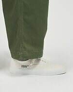 フレッシュサービスの白＆黒スニーカー、“架空の配達業者”が履くユニフォームシューズ｜写真6