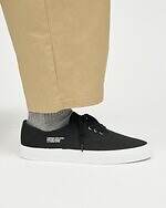 フレッシュサービスの白＆黒スニーカー、“架空の配達業者”が履くユニフォームシューズ｜写真3