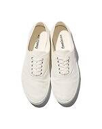 フレッシュサービスの白＆黒スニーカー、“架空の配達業者”が履くユニフォームシューズ｜写真1