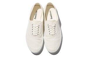 フレッシュサービスの白＆黒スニーカー、“架空の配達業者”が履くユニフォームシューズ