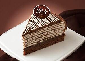 「紗々ミルクレープ」パリパリ食感＆‟織り模様”の繊細チョコを再現、銀座コージーコーナーで｜写真1