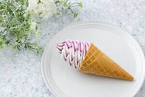 セブン-イレブン秋限定「巨峰ミルク」のワッフルコーンアイス、コク深リッチミルクアイス×巨峰ソース｜写真2