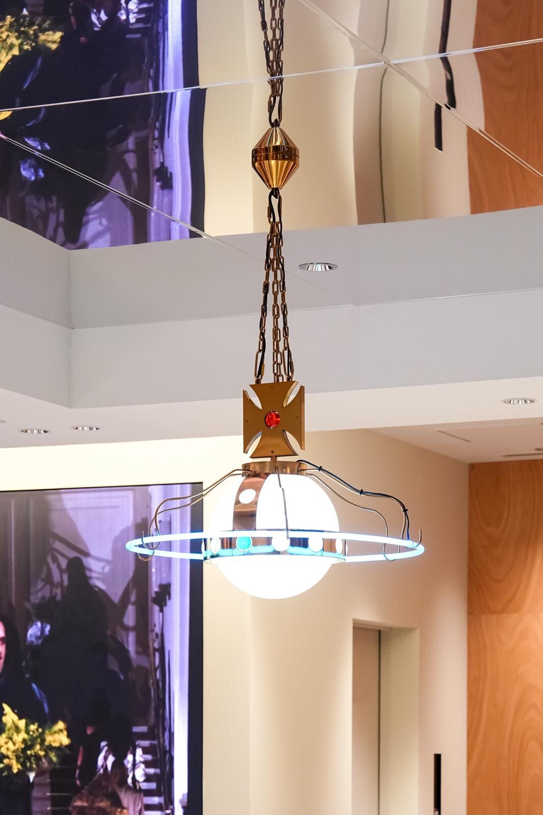 vivienne westwood本革オーブデザイン写真立て　インテリア　正規品 ヴィヴィアン・ウエストウッドの新旗艦店が青山に、日本初上陸の
