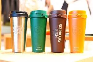 スターバックス×ビームス、“ペーパーカップ風”ボトルやコーヒー豆染めデニムジャケットなど16型 | スターバックス