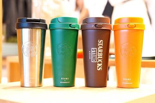 スターバックス×ビームス、“ペーパーカップ風”ボトルやコーヒー豆染めデニムジャケットなど16型