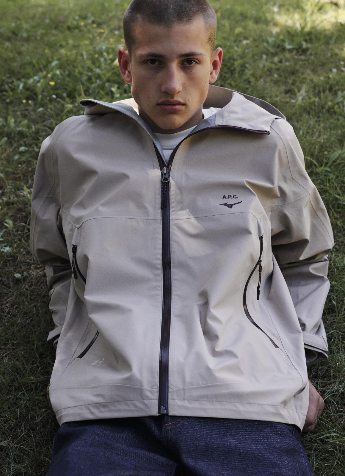 A.P.C.×ミズノ”ゴアテックス搭載”シェルジャケット、ブラック＆トープカラーで｜写真5