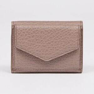 メゾン マルジェラのレザー財布、“4本の白いステッチ”くすみピンクのミニ財布＆キルティングの長財布｜写真1