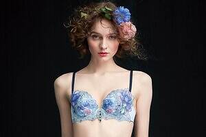 ワコールのサルートから“ミュシャの絵画”着想ランジェリー、バラ＆レースの優美なブラ