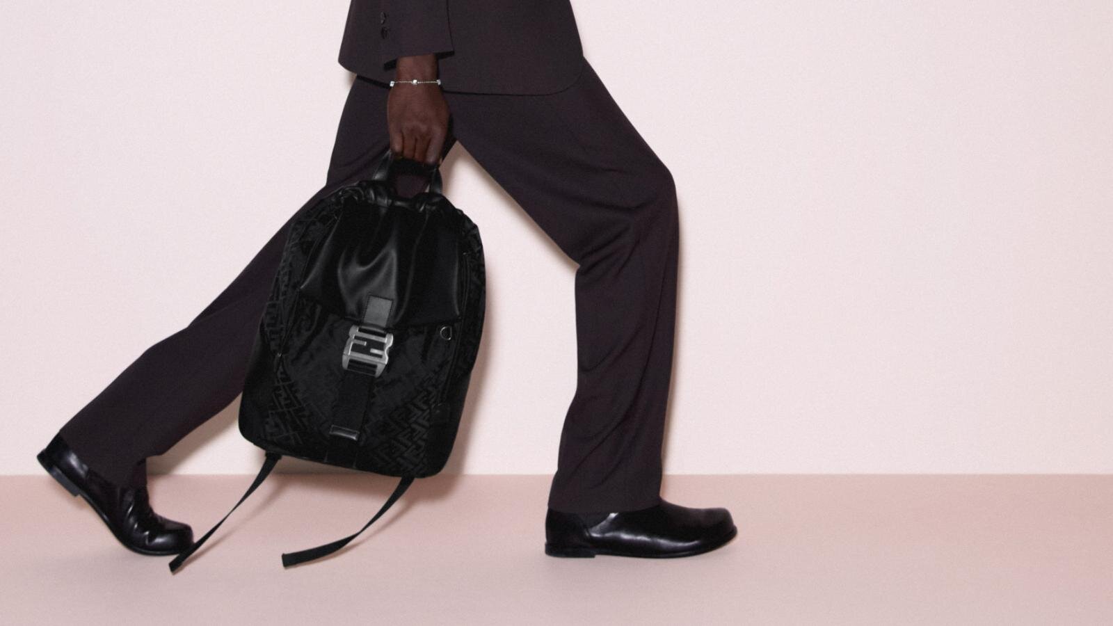 フェンディのメンズバックパック、”上品レザー”ブラウンやナイロン素材ブラックも｜写真6