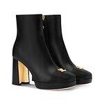 ルイ・ヴィトン、ゴールドの“LVロゴ”やラゲージタグ付きのウィメンズアンクルブーツ｜写真2