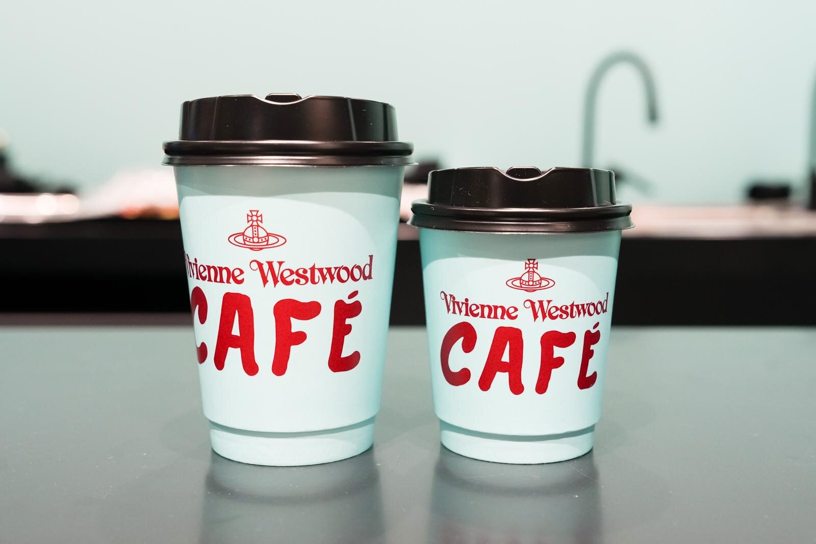 コーヒー(アイス/ホット) 650円、カフェラテ(アイス/ホット) 690円、アメリカーノ(アイス/ホット) 650円、アップルジュース 600円、オレンジジュース 600円、コーヒーチェリーソーダ 700円
