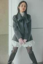 スナイデルのアウター、“リボン付き”ショートコート＆ふんわりファー配したダウンジャケット｜写真4