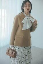 スナイデルのアウター、“リボン付き”ショートコート＆ふんわりファー配したダウンジャケット｜写真3