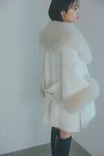 スナイデルのアウター、“リボン付き”ショートコート＆ふんわりファー配したダウンジャケット｜写真5