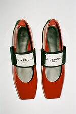 ジバンシィのラベル付き“スクエアトゥ”バレエシューズ、パテントレザー＆メタリックアッパーで｜写真3