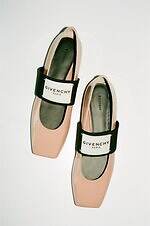 ジバンシィのラベル付き“スクエアトゥ”バレエシューズ、パテントレザー＆メタリックアッパーで｜写真2