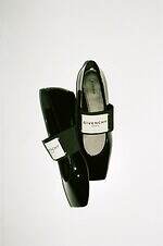 ジバンシィのラベル付き“スクエアトゥ”バレエシューズ、パテントレザー＆メタリックアッパーで｜写真1