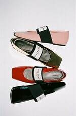 ジバンシィのラベル付き“スクエアトゥ”バレエシューズ、パテントレザー＆メタリックアッパーで｜写真5