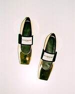 ジバンシィのラベル付き“スクエアトゥ”バレエシューズ、パテントレザー＆メタリックアッパーで｜写真4