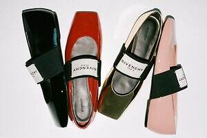 ジバンシィのラベル付き“スクエアトゥ”バレエシューズ、パテントレザー＆メタリックアッパーで